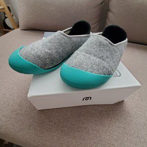Mahabis Classic Slipper Gray, with removable turquoise rubber sole, size 6